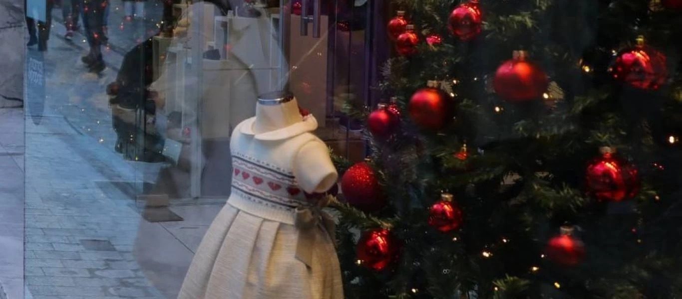Ανοιχτά τα μαγαζιά αυτή την Κυριακή - Το εορταστικό ωράριο για Χριστούγεννα και Πρωτοχρονιά